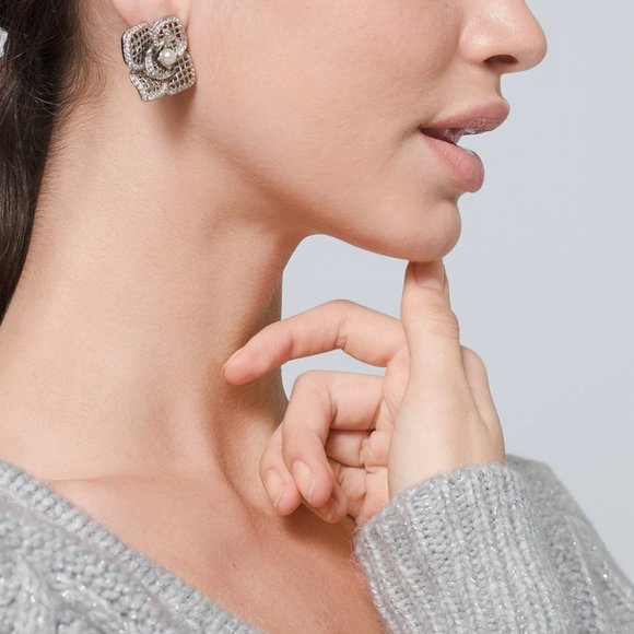 WHBM Faux Pearl Crystal 🌸 3D Rose 🌸 Stud Earrings - Picture 3 of 4